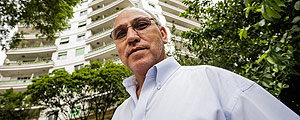 O síndico José Marques; prédio fica sem água após as 14h (Eduardo Anizelli/Folhapress) O síndico José Marques; prédio fica sem água após as 14h (Eduardo Anizelli/Folhapress)