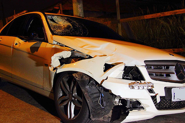 Mercedes-Benz ficou parcialmente destruda aps atropelamento em Santana do Parnaba 