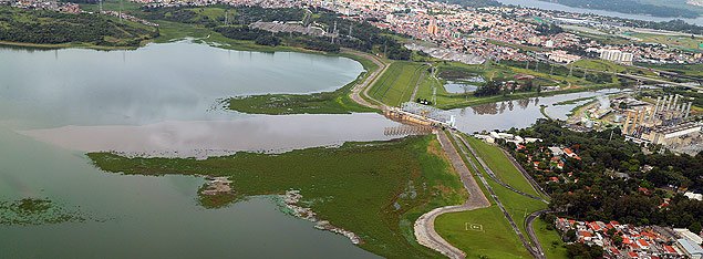 Imagens areas da represa Billings que est rodeada por construes clandestinas; Sabesp planeja o uso intenso do manancial para abastecer So Paulo 