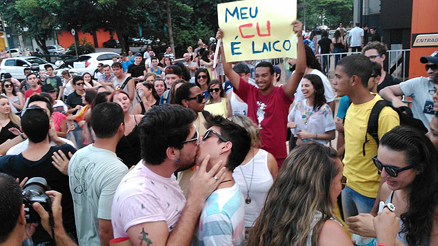 Grupo faz 'beijao' em bar de Ribeiro Preto (SP) que teria expulsado casal gay