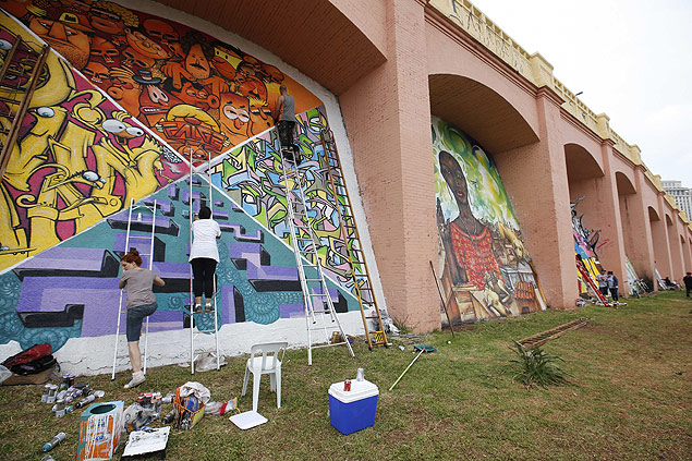 Artistas pintam grafites em paredes dos Arcos do Jânio, patrimônio histórico de São Paulo