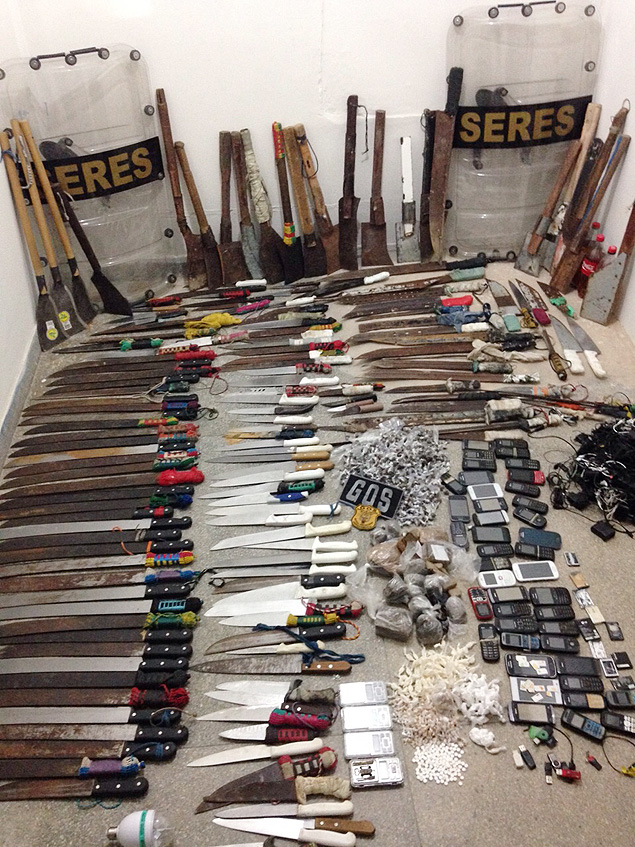 Armas, drogas, celulares e cachaa esto entre os itens apreendidos em vistoria em presdio do Recife