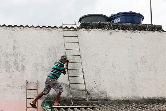 O encanador Antnio dos Santos, 40, que lucra com o aumento da demanda por caixas-d'gua