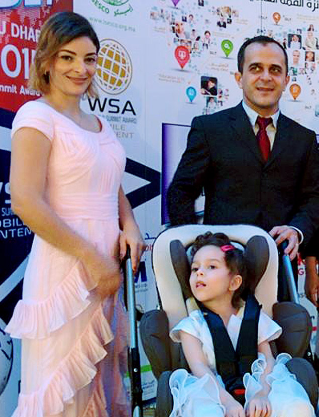 Carlos Pereira, a filha Clara, 6, e a mulher, em Abu Dhabi