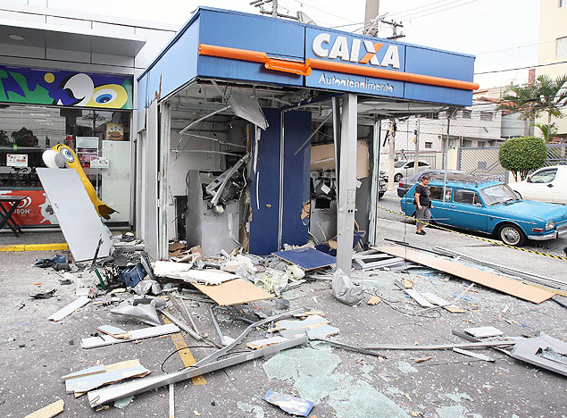 Criminosos explodem caixa eletrnico na zona leste de So Paulo