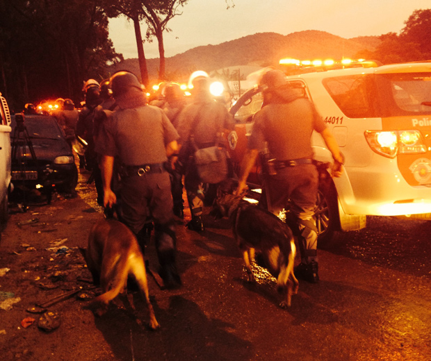 Policiais militares fazem reintegrao de posse de terreno prximo ao aeroporto de Cumbica, em Guarulhos (SP)