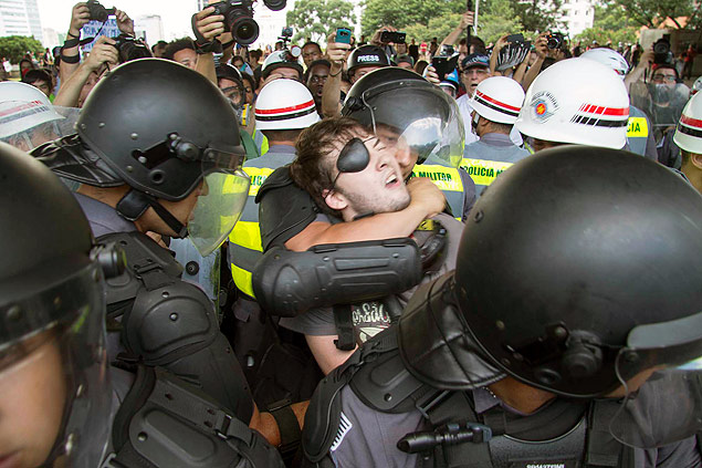 Manifestante  imobilizado por policiais militares ao tentar fechar pista da av. Paulista em ato contra a crise hdrica