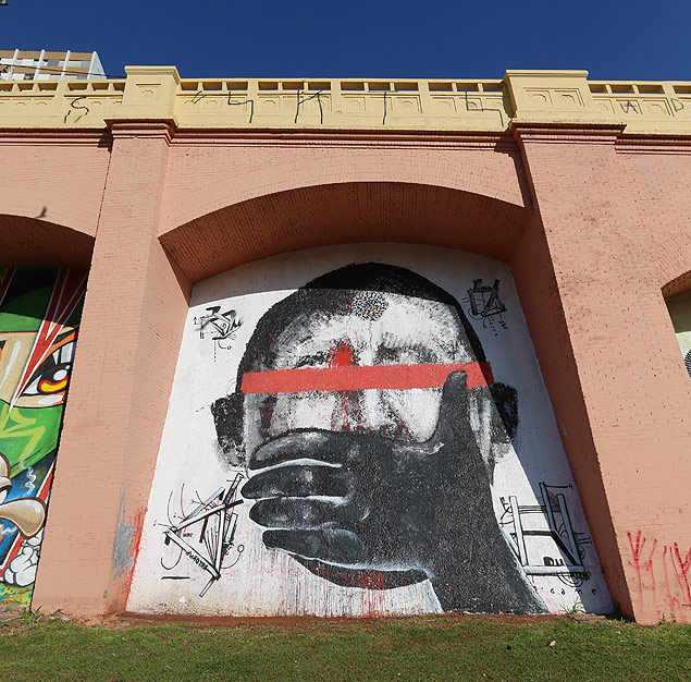 Artistas fazem intervenção após grafite que lembra Hugo Chávez ser pichado em São Paulo