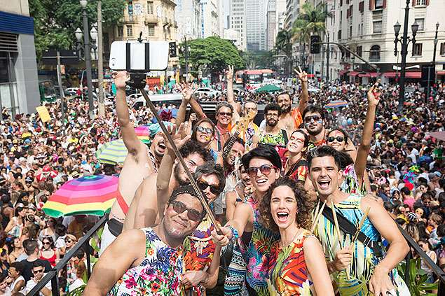 Folies fazem foto com pau de selfie durante bloco de Carnaval em So Paulo