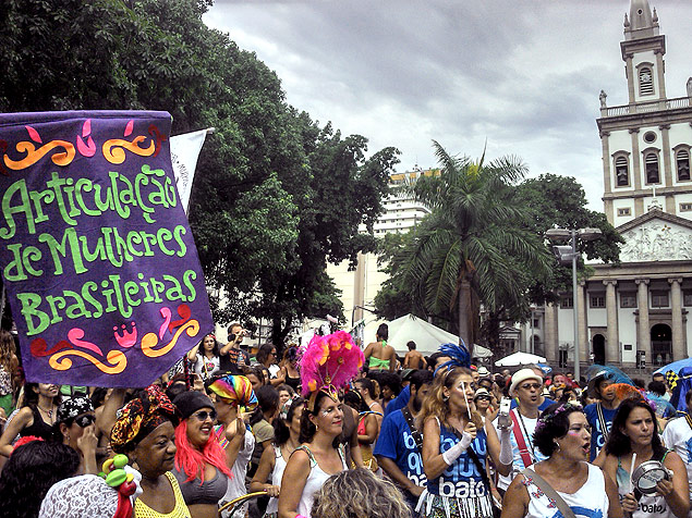 Un grupo de mujeres y hombres se manifestó contra el machismo en el Carnaval de Río
