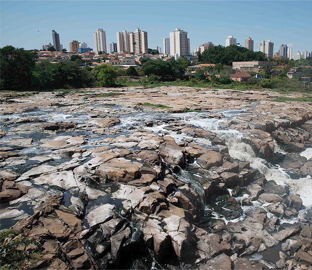 Vista do rio Piracicaba durante perodo da maior seca da histria