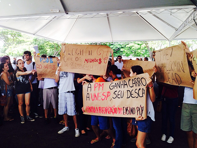 Estudantes da Unesp fazem protesto em evento onde o governador Geraldo Alckmin entregou carros para polcia nesta quarta (25), em Franca