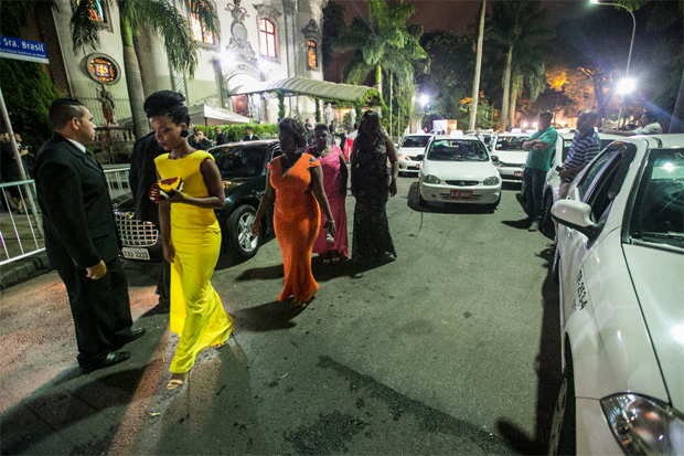 Motoristas de txi fazem protesto na frente da Igreja Nossa Senhora do Brasil, em So Paulo, contra o aplicativo Uber