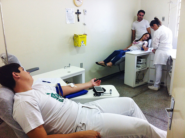 Alunos veteranos do curso de odontologia da FAI doam sangue durante trote solidrio