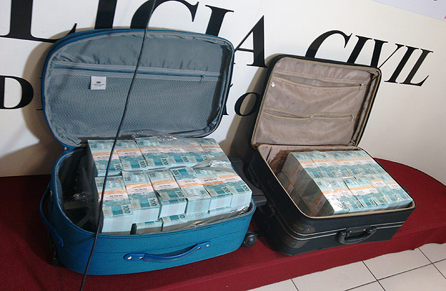 Dinheiro falso apreendido pela polcia nesta sexta-feira estava dentro de malas de viagem