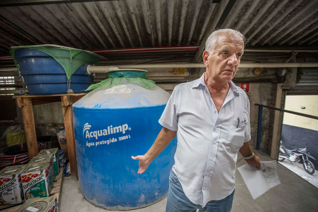 Wilson Antunes,71, dono da loja Tijoblocos de material de construo, passou a recolher agua da chuva e no usa mais a gua da Sabesp.