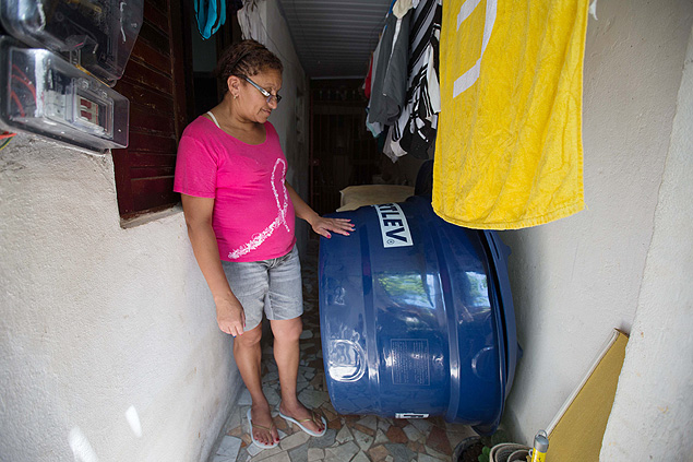 Cirlene Pereira da Silva, que colocou a caixa-d'gua no corredor de sua casa, na zona sul