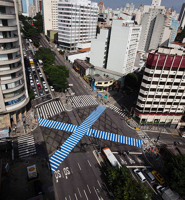 Nova faixa de pedestre em 'x' na rua da Consolao