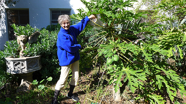 Lois Arkin, 78, fundadora da L.A. Eco-Village, que funciona em prdios de Los Angeles