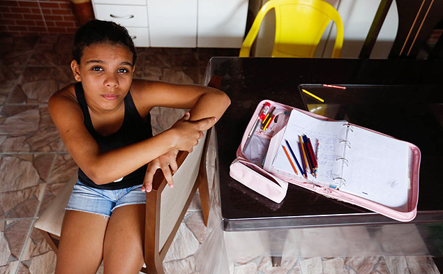 Luane Caroline de Jesus, 10, exibe o material escolar, j gasto; ela no recebeu novo kit do governo
