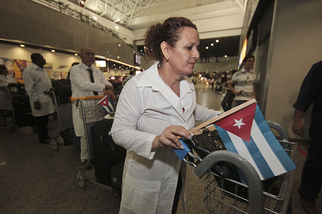 Profissionais cubanos que participam do programa federal Mais Mdicos desembarcam no aeroporto de Fortaleza (CE)
