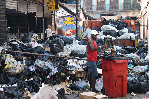 Lixo acumulado pelas ruas do centro do Rio de Janeiro; categoria volta a protestar na frente da prefeitura