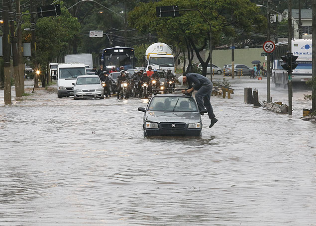 Carro fica parado em alagamento na regio do Ipiranga, na zona sul de So Paulo; crrego transbordou 