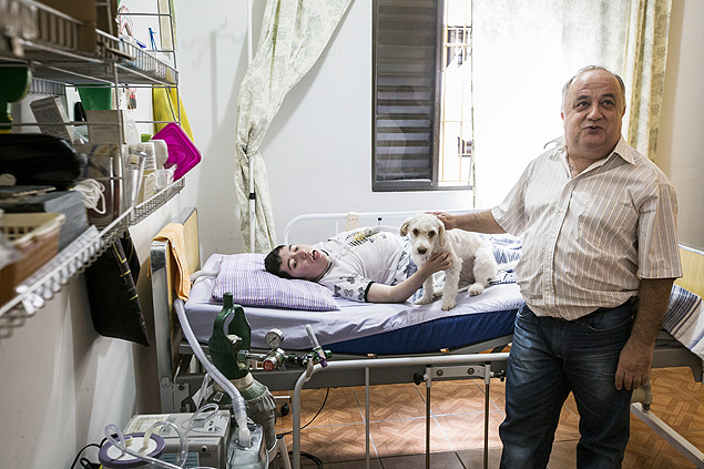Aparecido Covo Valerio, 57, ao lado da filha Bianca, 20, que tem doena incurvel