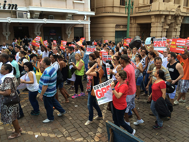 Servidores municipais fazem protesto no centro de Ribeiro Preto na tarde desta quarta-feira (25)