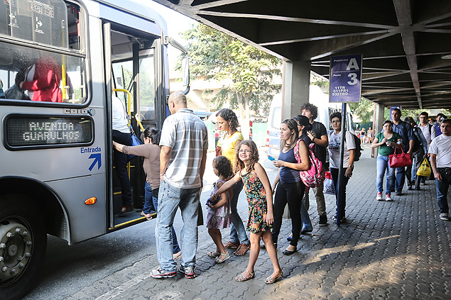 Passageiros entram em nibus com sentido a Guarulhos, no terminal Armnia, em SP