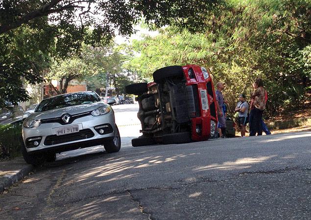 Carro tombado na rua Rodsia, na Vila Madalena, zona oeste de So Paulo