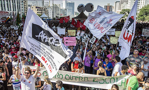 Professores fazem novo protesto na av. Paulista, centro de So Paulo; categoria est em greve desde a semana passada