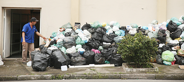 Lixo acumulado na avenida Andrade Neves, em Santo Andr (Grande SP), devido  greve dos garis