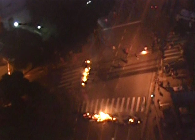 Manifestantes colocam fogo em mveis e entulhos na av. Giovanni Gronchi, zona sul de So Paulo