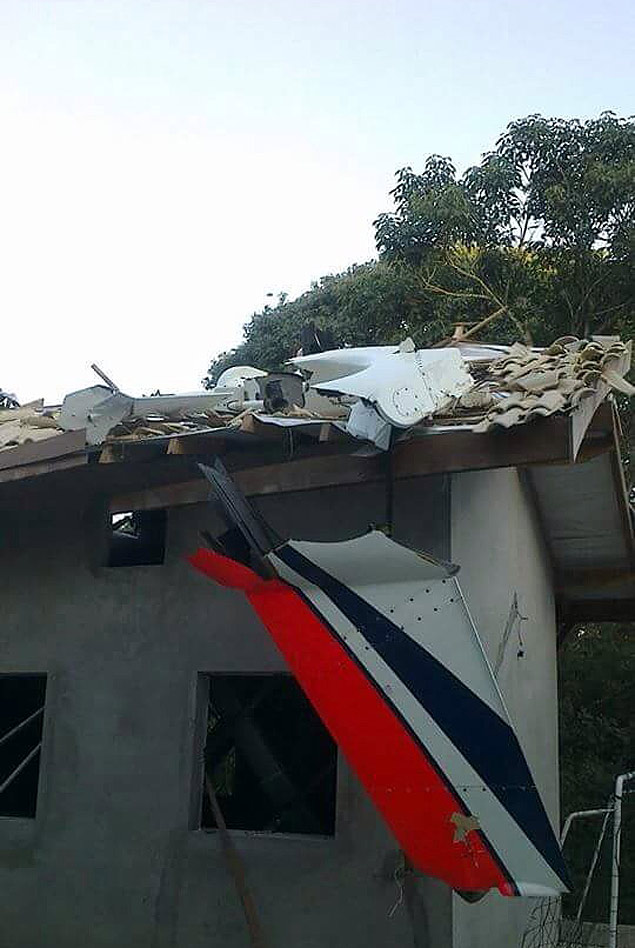 Destroos sobre uma das casas atingidas em Carapicuba