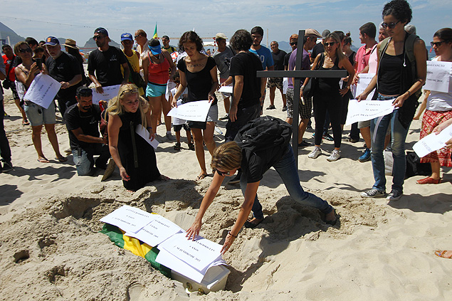 Rio de Janeiro (RJ), 05/04/2015. Um cortejo fpunebre simbólico percorreu a orla de Copacabana pela morte do menino Eduardo no COmplexo do Alemão, no útlimo dia 02/04.No final do ato, o caixão foi enterrado na areia da praia. Foto: Kátia Carvalho / Folhapress *** PARCEIRO FOLHAPRESS - FOTO COM CUSTO EXTRA E CRÉDITOS OBRIGATÓRIOS ***