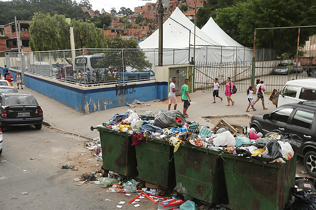 Lixo prximo a tenda contra dengue na Brasilndia, em SP
