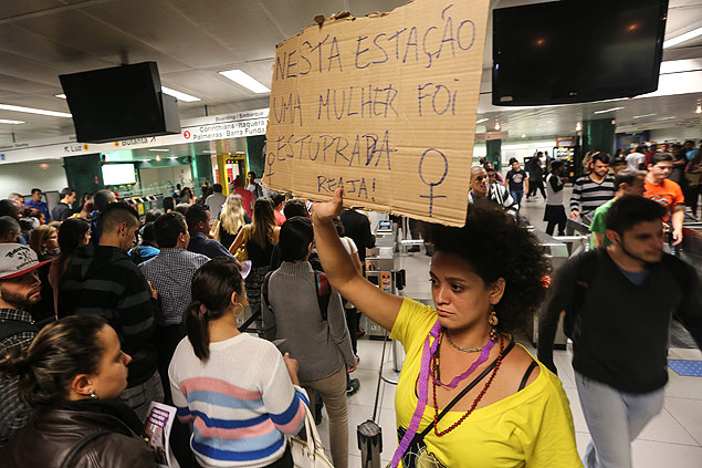 Entidades feministas realizam protesto na estao Repblica do Metr