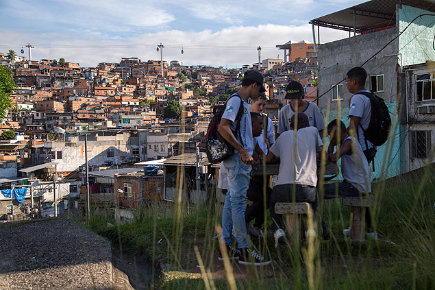 Estudantes conversam na favela Nova Braslia, palco de confrontos entre PMs e traficantes 