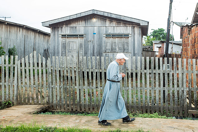 Padre Paolino caminha em Sena Madureira (AC) para conversar com fiis