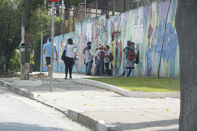Professores fazem panfletagem em frente  escola estadual Professor Manuel Ciridio Buarque, na Lapa 