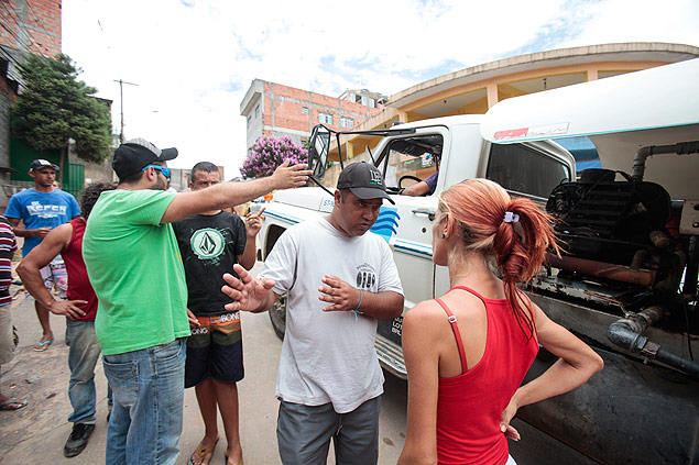 Moradores de Guarulhos (Grande So Paulo) tentam convencer motorista de caminho-pipa a entrar em rua sem gua