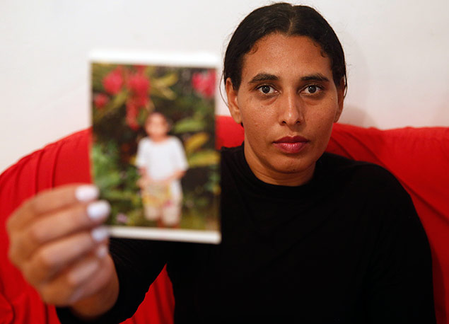 Enide Silva, 31, segura fotografia do filho Edmar, 11,morto em decorrncia da dengue