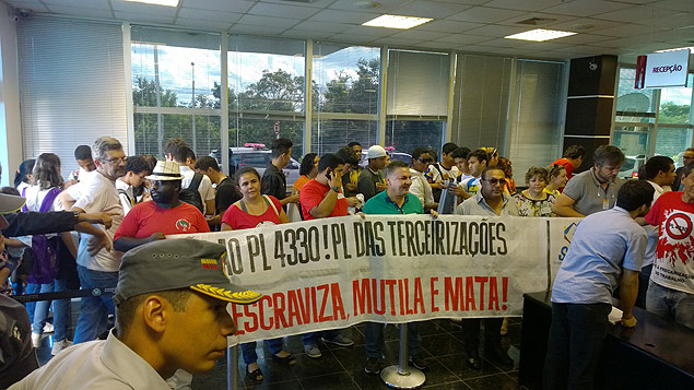Grupo protesta contra o projeto da terceirizao durante visita do presidente da Cmara, Eduardo Cunha