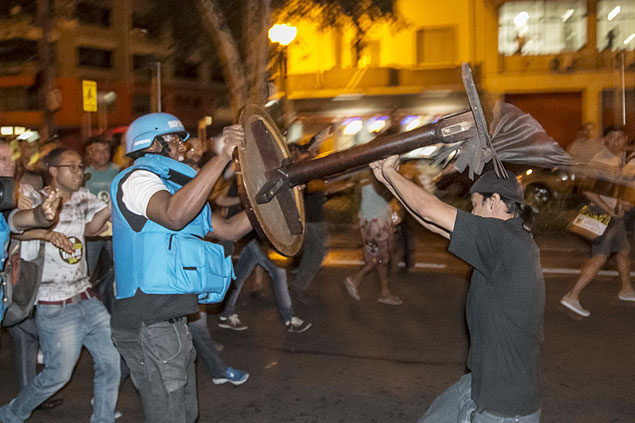 Manifestante agride jornalista (de colete azul) aps protesto dos professores na noite de sexta-feira (24)