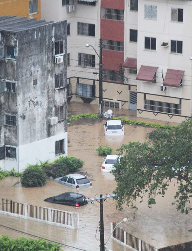 Alagamento em Salvador aps fortes chuvas; deslizamentos provocaram ao menos 13 mortes