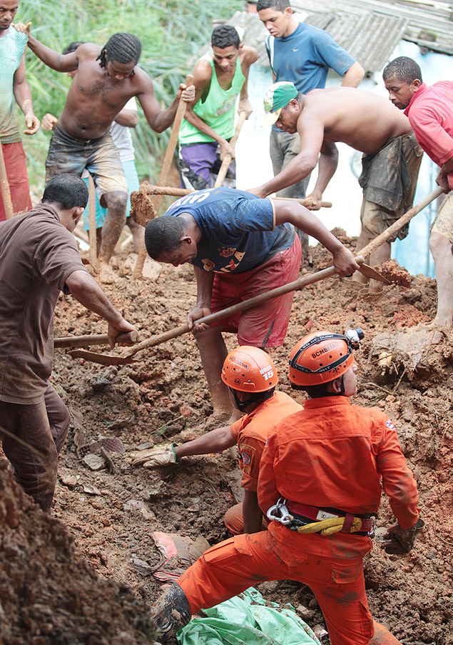 Moradores e bombeiros trabalham em conjunto para resgatar corpos de vtimas de deslizamento de terra no bairro Marotinho, em Salvador 
