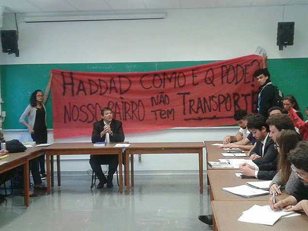 Manifestantes estendem faixa pedindo transporte pblico durante aula do prefeito Fernando Haddad (PT) na USP