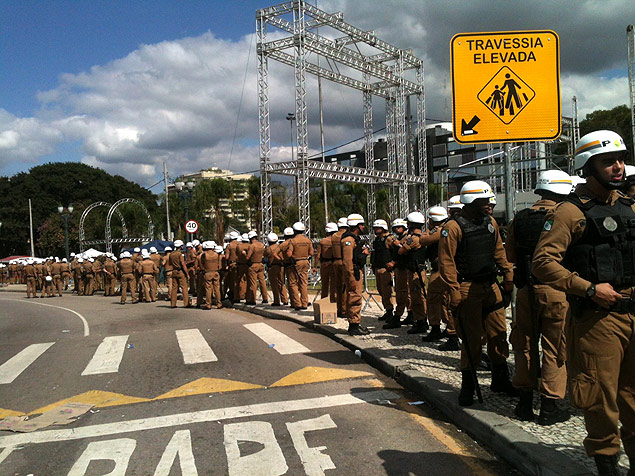 Bloqueio de policiais militares em frente  Assembleia do Paran nesta tera (28)