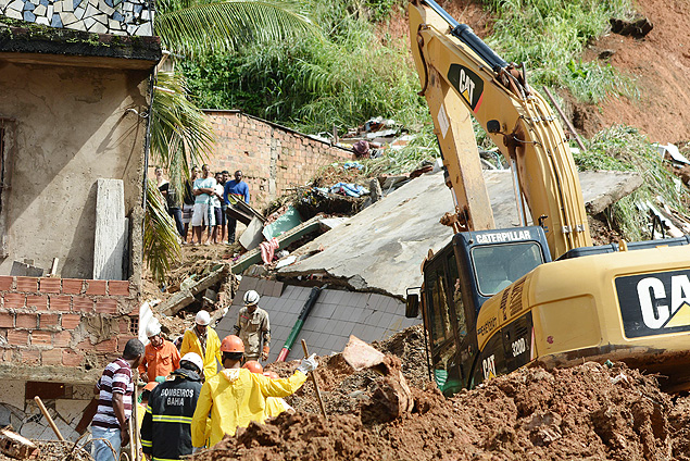 Bombeiros e moradores fazem buscas por vtimas em escombro aps deslizamento de terra em Salvador